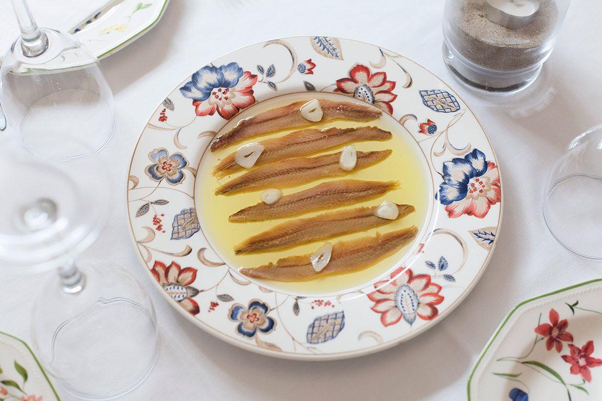 Anchoas con aceite y ajo